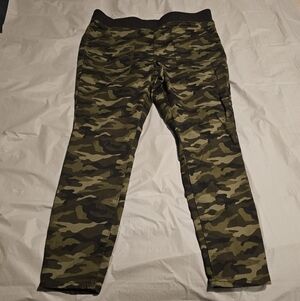 No Boundaries Women Stretch Curvy Khaki Pants size 2XL (19), Camo Green